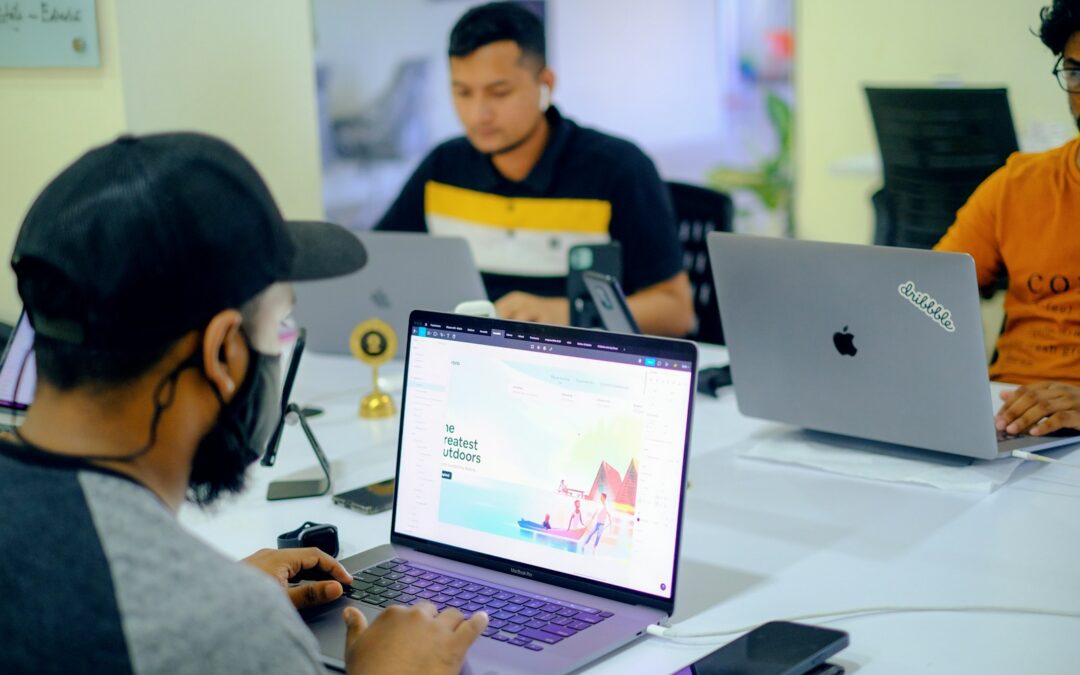 Freelance Web Designers vs. Design Agencies: Which One Fits Your Brand?